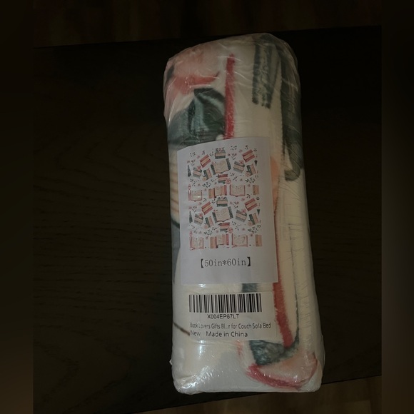 Book Lovers Blanket - Picture 4 of 6